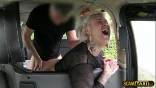 Tattooed blonde chick gains messy cumshot in the cab