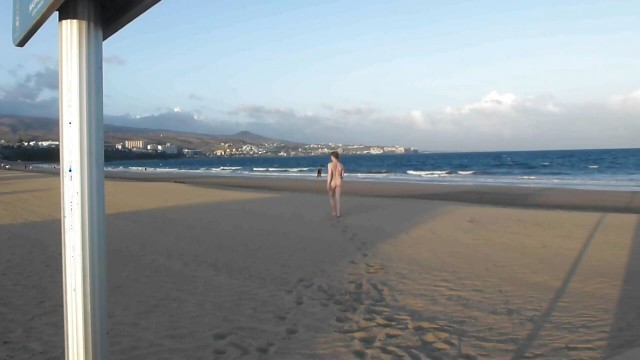 Long public wank at the beach